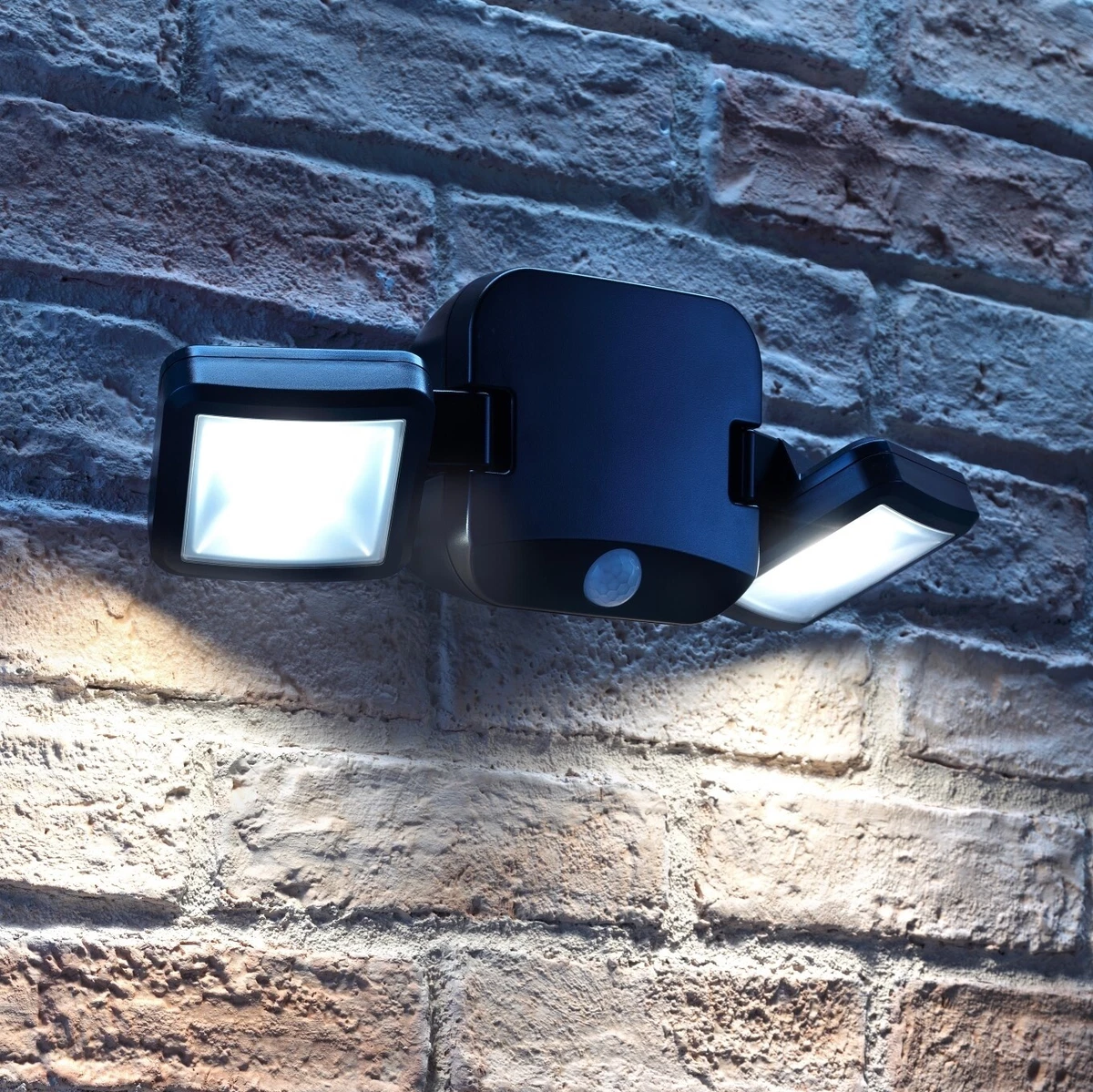 Outdoor battery operated security light with pir sensor outlet
