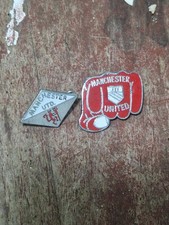 MANCHESTER UNITED F C - AeW 2 x VECCHI DISTINTIVI CALCIO VINTAGE ANNI 70 DA COLLEZIONE