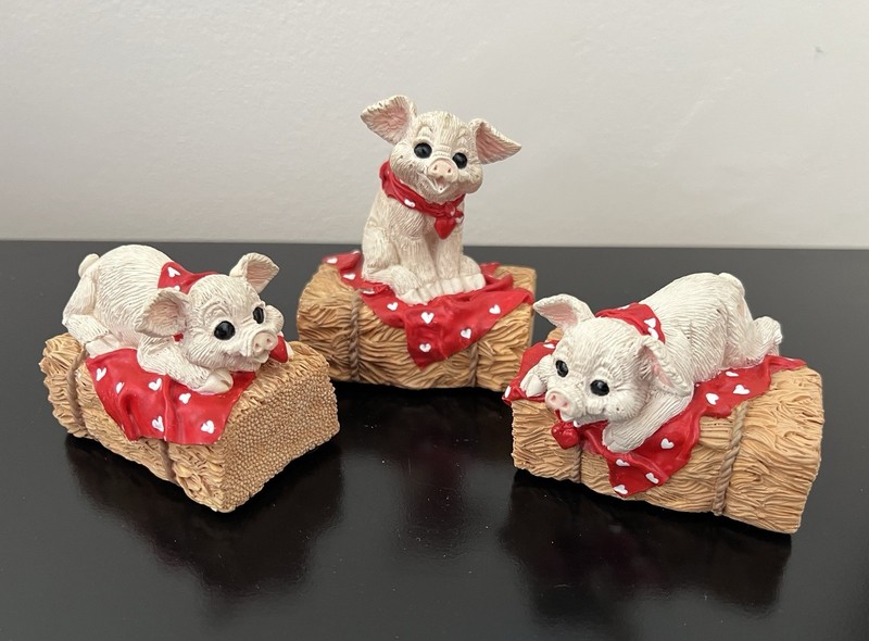 Sweetheart Pig Figurines With Scarves And Hearts 1995 Enesco Kathy Wise Set of 3