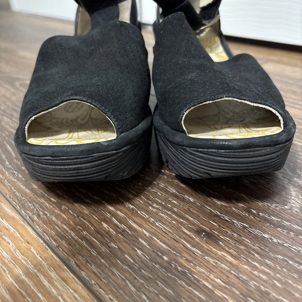 全新 FLY London 露趾楔形黑色麂皮绒皮革踝带凉鞋 尺寸 39/8 — 第 4/4 张图片