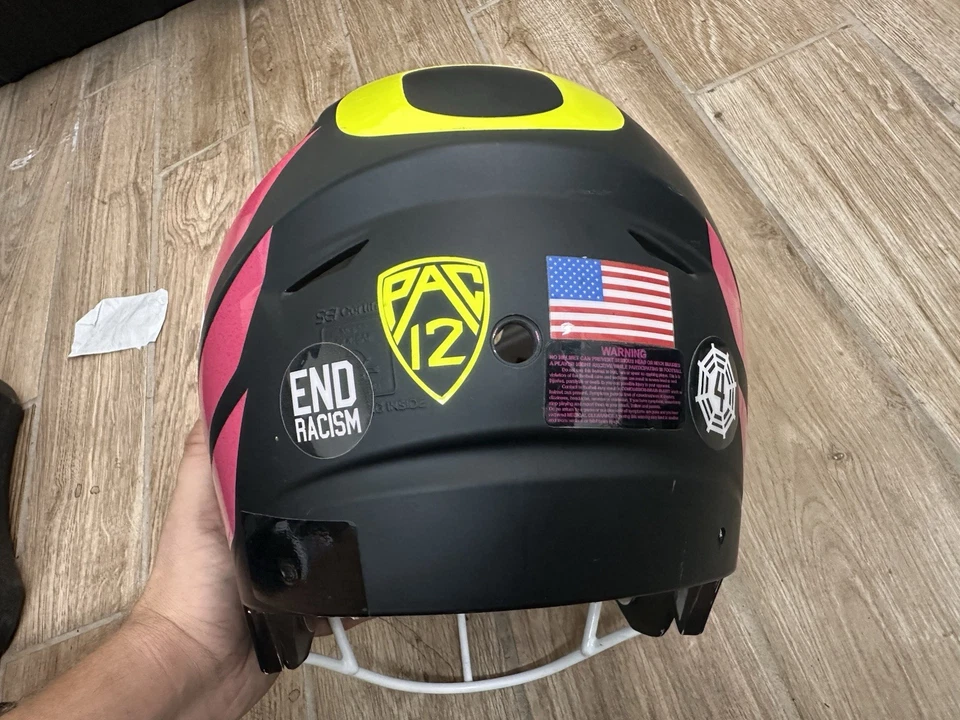 Oregon Ducks 2021 Juego de Concientización sobre el Cáncer Casco Negro Pink Wings Team Emitido Foto 2 de 4