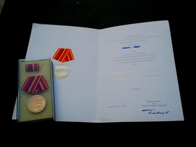 Verdienstmedaille der Kampfgruppen der Arbeiterklasse in Gold mit Urkunde1988 - Bild 1 von 3