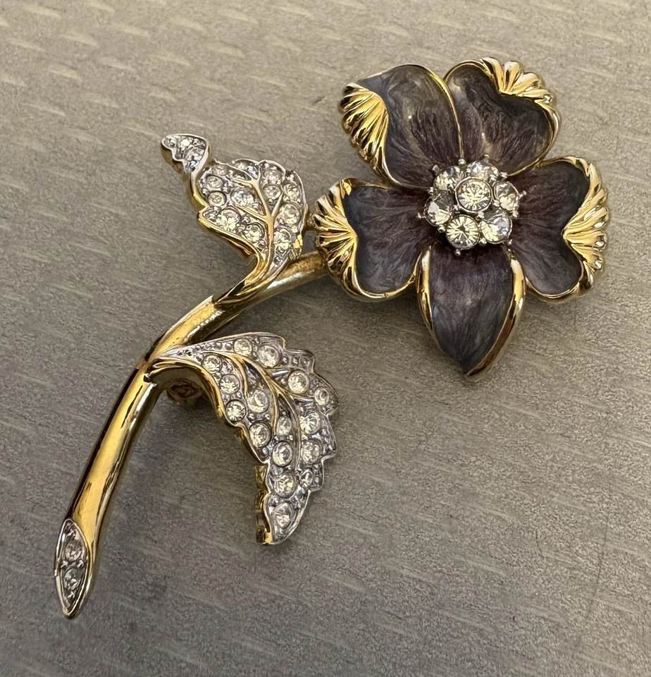 Broche vintage Nolan Miller flor roxo esmalte strass assinado tom dourado 2,5" - Imagem 2 de 4