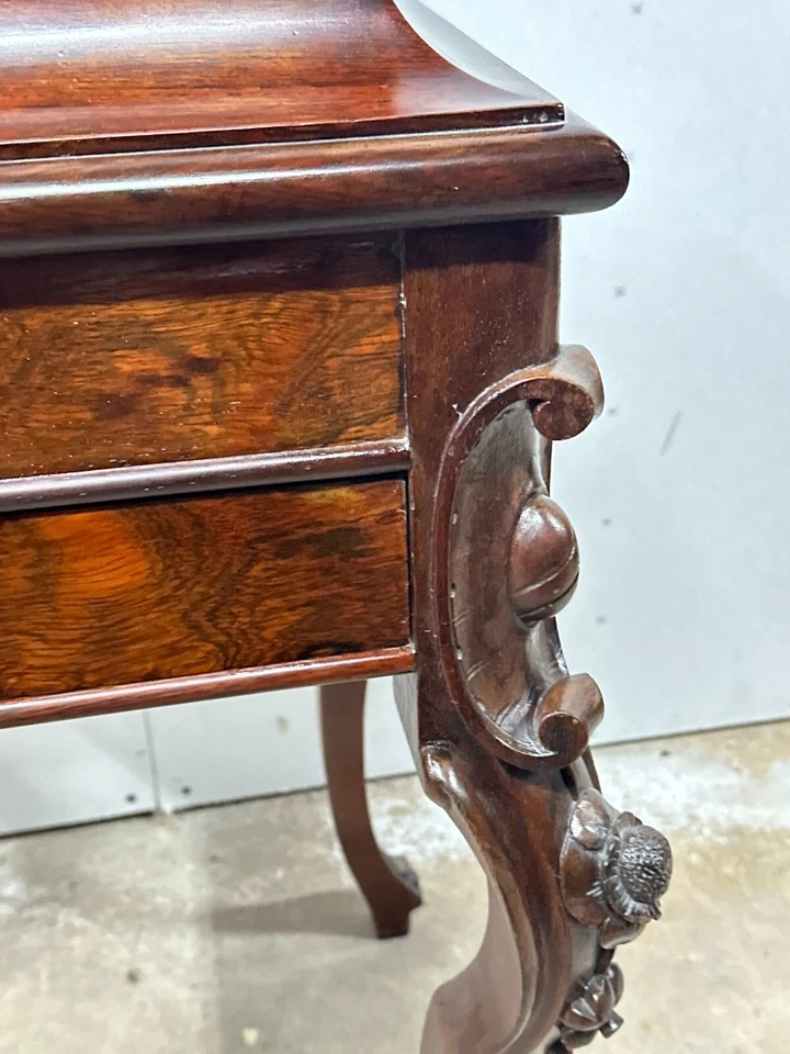 Mesa de trabajo de costura de palo de rosa de la década de 1860 rococó victoriano tallado ojo de pájaro interior fino Foto 4 de 4