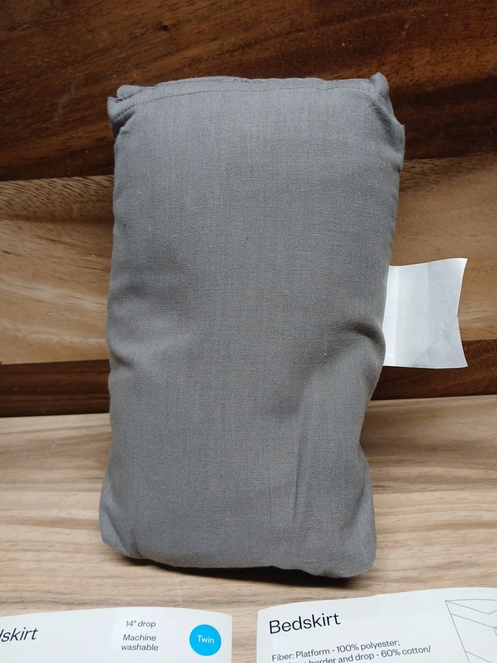 Falda cama dormitorio Room Essentials 14" caída doble gris Foto 2 de 4