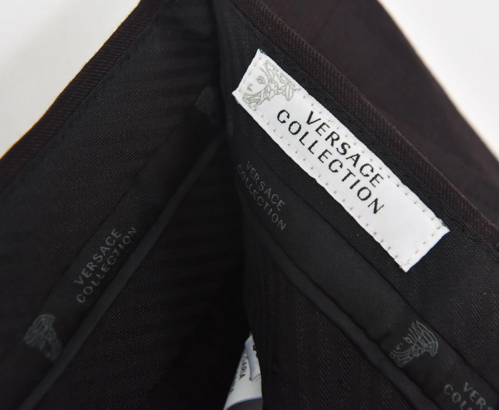 Pantaloni eleganti nuovi con etichette COLLEZIONE VERSACE Borgogna micro righe lana 34 (EU 50)
