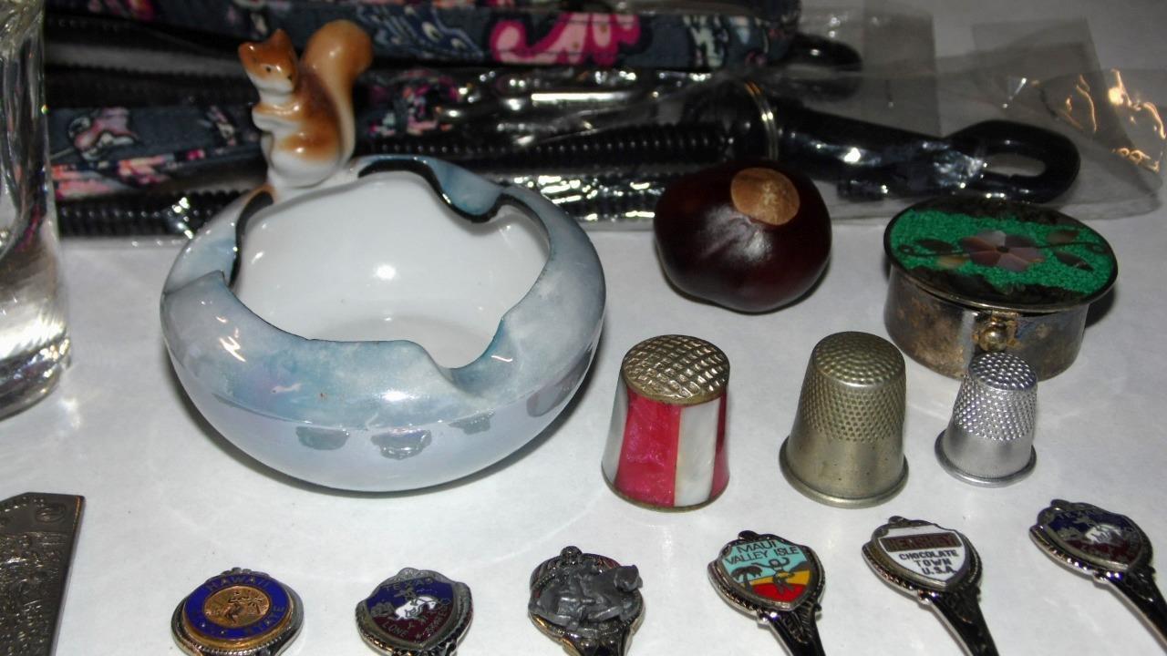 Mixed LOT OF 55 Items: Vintage Junk Drawer KEYCHAINS, SPOONS, THIMBLES, ASHTRAYS - Photo 7 sur 12