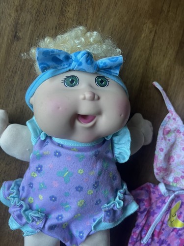 2015 Cabbage Patch Doll Blonde Curly Hair Green Eyes Outfit Bottle Lot - Picture 3 of 8