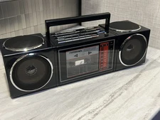 Vintage Soundesign Mini Slim Radio Model 4618