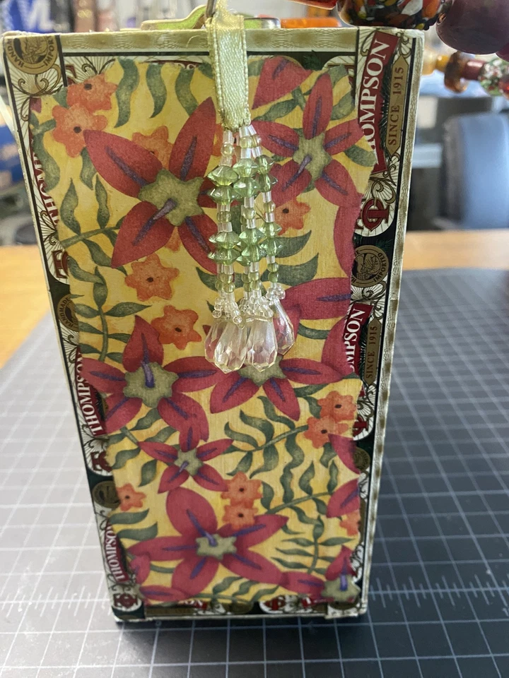 Cartera caja cigarros vintage roja floral decoupage mango con cuentas única Foto 4 de 4