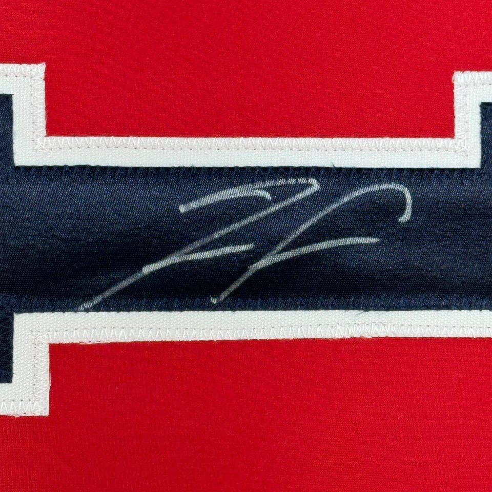 Camiseta deportiva roja de Ronald Acuña Jr. 33x42 Atlanta con certificado de autenticidad JSA autografiada/firmada enmarcada Foto 2 de 2
