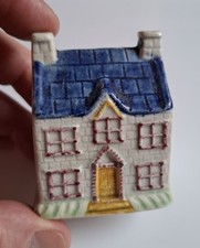 Antike kleine Staffordshire Prattware Landhaus Spardose 19. Jahrhundert top 