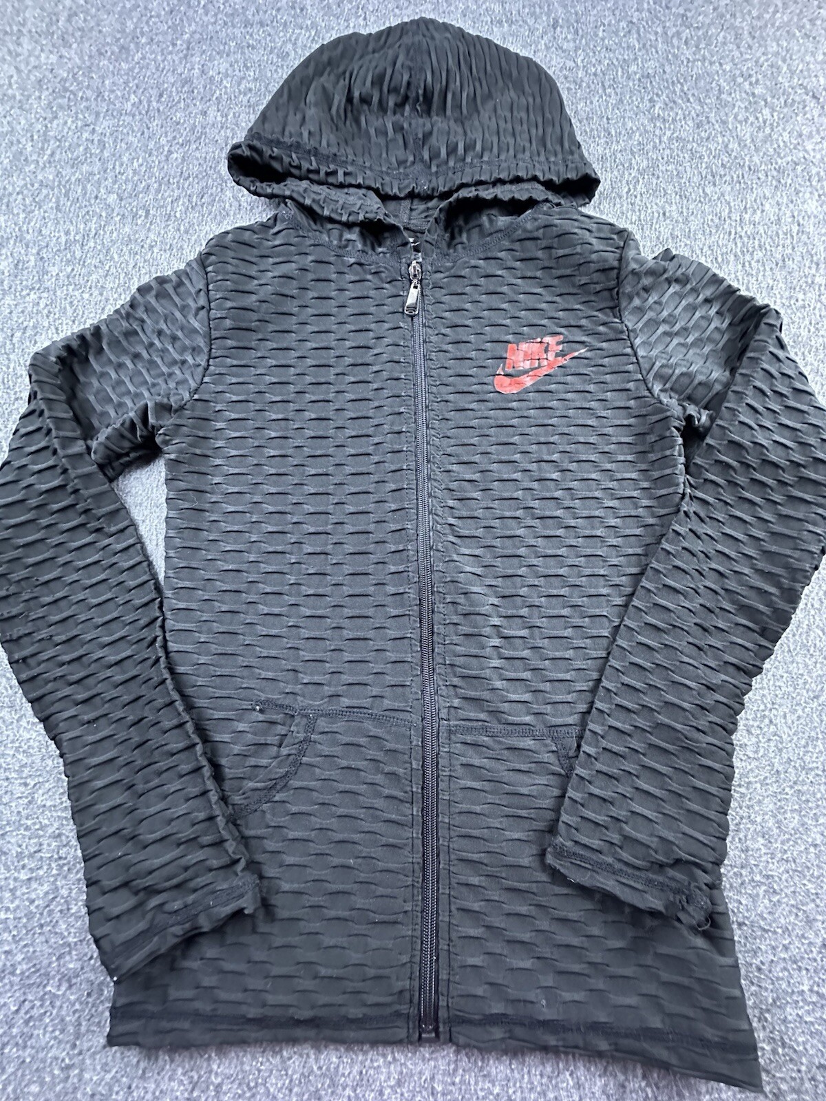 SACAI X NIKE Giacca Nike donna piccola nera testurizzata aderente cappuccio elasticizzato full zip tempo libero