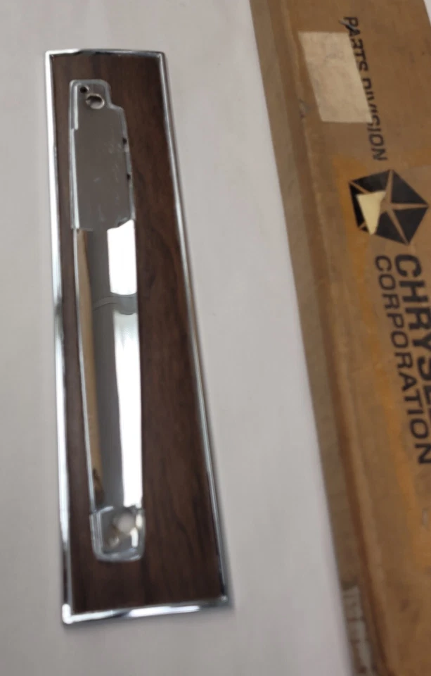 Plymouth Fury VIP 1966 puerta lateral derecha tirador manija base de montaje 2657080 nuevo en stock Foto 3 de 4