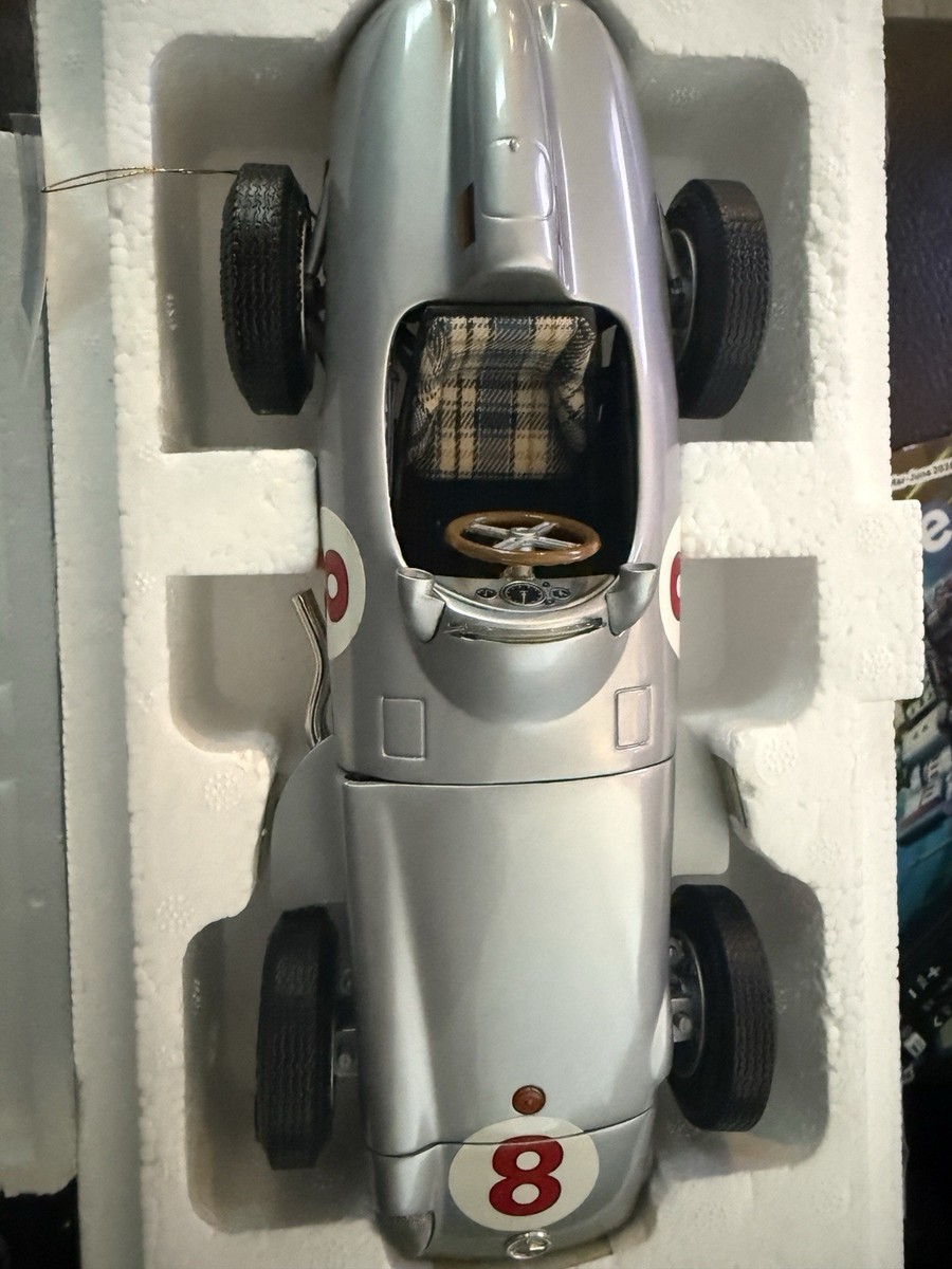 CMC 1:18 MERCEDES BENZ W196 Silberpfeil-Monoposto #8 DRIVEN BY