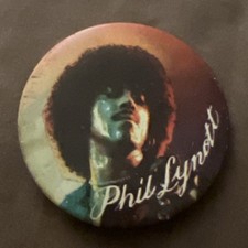 THIN LIZZY’s PHIL LYNOTT ON STAGE LARGE VINTAGE 63mm Bin Lid PIN BADGE 1970's