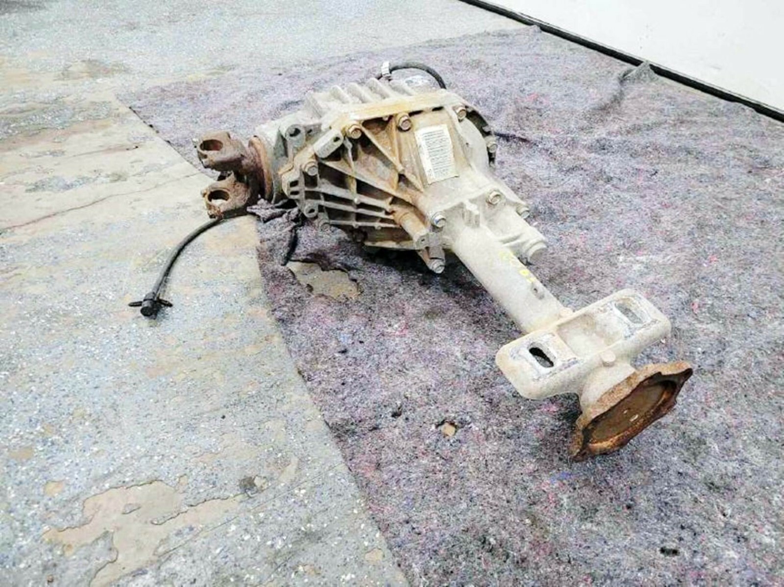 20072013 GMC Yukon XL1500 Denali Front Axle Differential Carrier 3.42