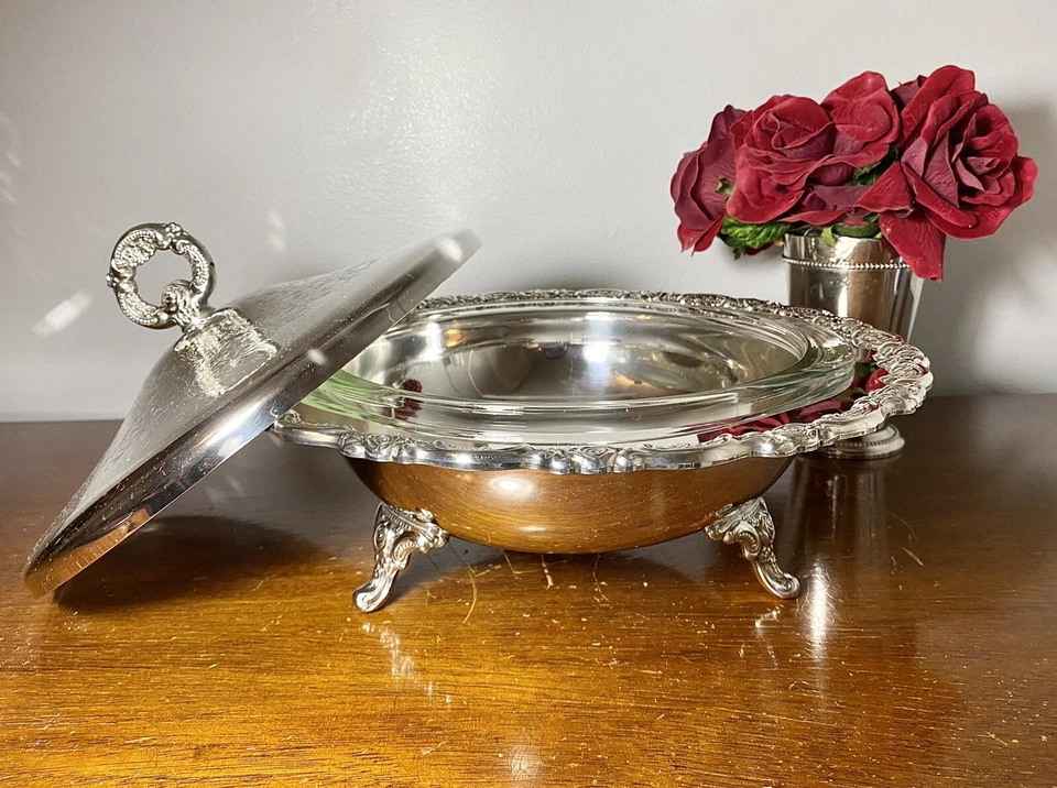 Oneida Royal Provincial Silver 1.5q Footed Covered Casserole & Pyrex Glass Liner - Image 3 of 4