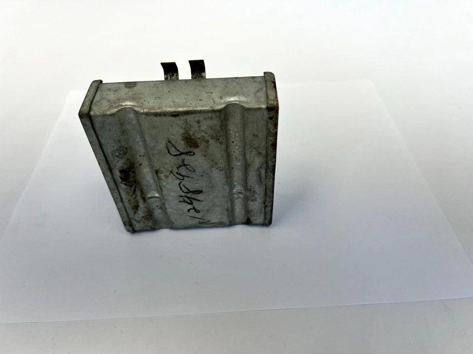 Bandeja de cenizas de lujo Plymouth Cambridge Concord 1951-1952 1248928 nueva en stock Foto 3 de 4