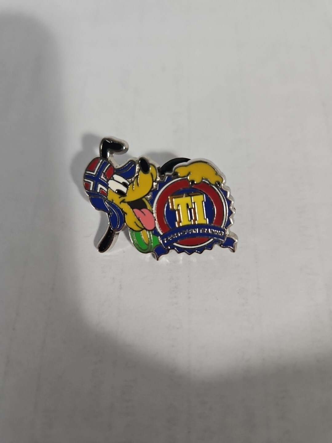 Disney Collectible Pin DLR Pluto Pin Trading 10th Anniversary 74969 2010 TI