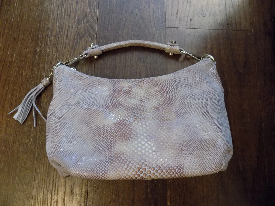 Bolso Hobo Realer Snake Shimmer Cuero Beige Brillante con Correa Desmontable Borla Suave Foto 2 de 4