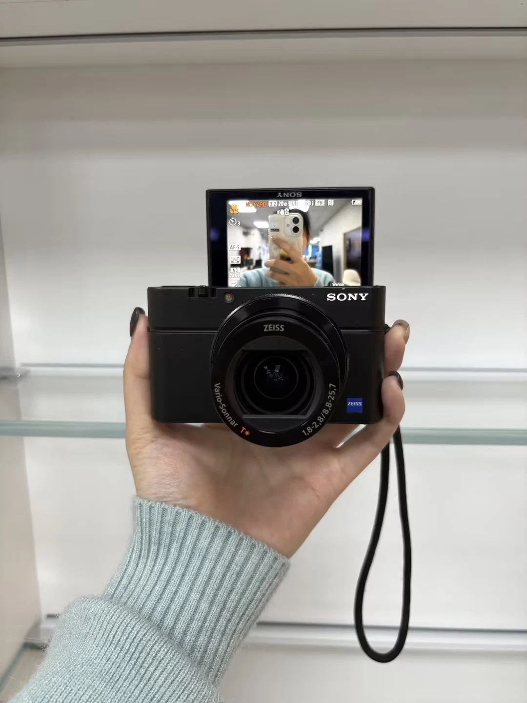 Sony Cyber-shot DSC-RX100 III 20.2MP Digital Camera 2.9 x Optical Zoom 95% New