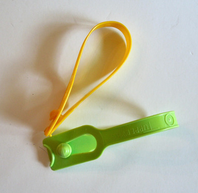2 TUPPERWARE retro  KITCHEN DISH TOWEL HANGER/HOLDER pastry sheet  gadget NEW