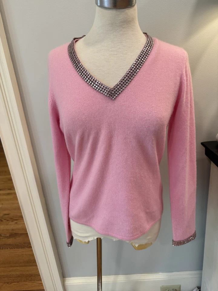 Suéter Bloomingdales 100% Cachemira Rosa Estrás Embellecido Talla M Clásico Foto 2 de 4