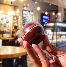 Kamienna kula Narmada 50mm - Energooszczędna kula czakry, siła oczyszczająca aurę