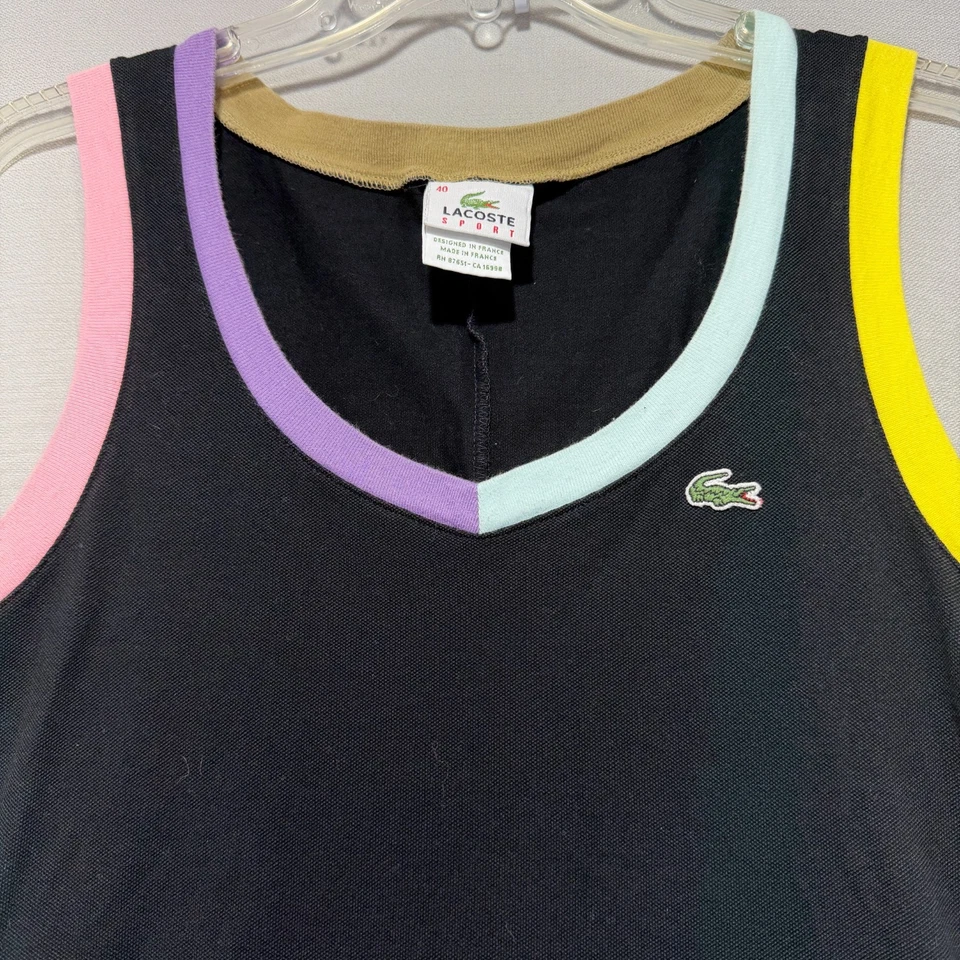 Vestido deportivo tejido Lacoste sin mangas estilo tanque negro pastel ribete en contraste tenis Foto 4 de 4