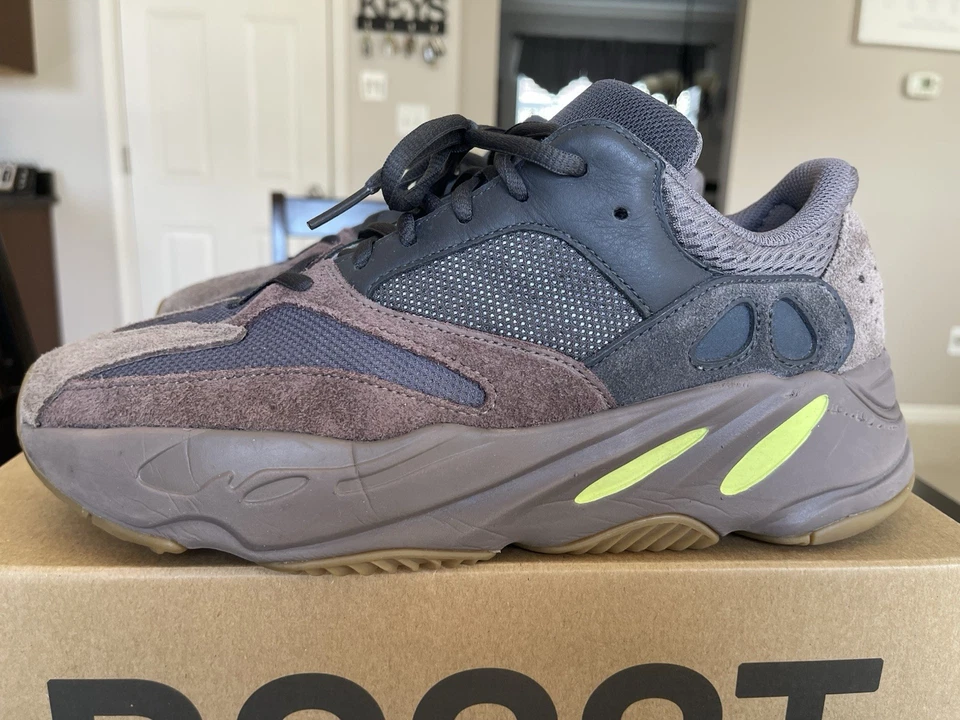 Adidas Yeezy Boost 700 V1 Malva Foto 2 de 4