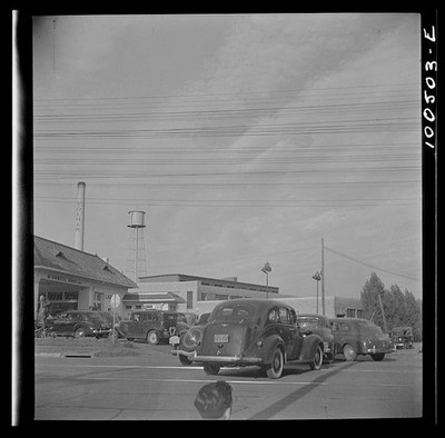 Photo:Lohman Auto Service Station 1930s Gas Station Cars Drive-In