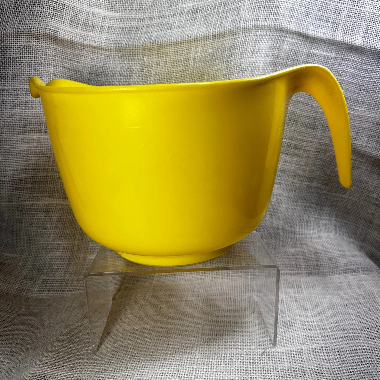 Vintage Rubbermaid Yellow Mixing Bowl with Handle Pour Spout 2663 Retro 1970s