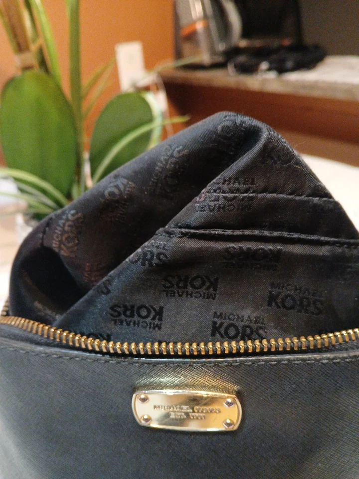 Bolso Bandolera Michael Kors Negro Cindy Cuero Cúpula Con Cadena Plateada Foto 3 de 4