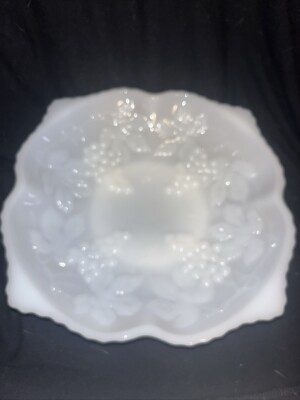 VINTAGE ANCHOR HOCKING GRAPE DESIGN PEDESTAL MILK GLASS 10'' CENTERPIECE DISH