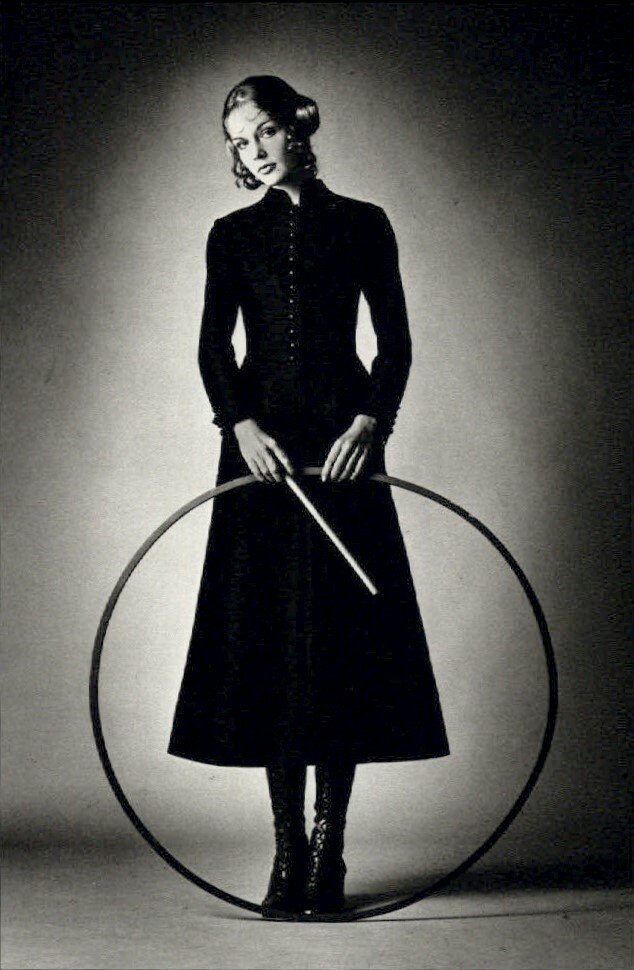 Foto arte abito Jeanloup Sieff 1982 modella donna che indossa d'Yves Saint Laurent