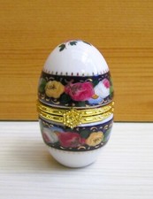 petit oeuf de collection en porcelaine style fabergé