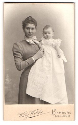 Photograph Willy Wilcke, Hamburg, Steindamm 62, portrait young mother with her 