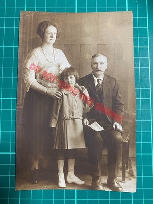 Familie Vater Mutter Kind Mädchen um 1920 Foto unbekannt Studio