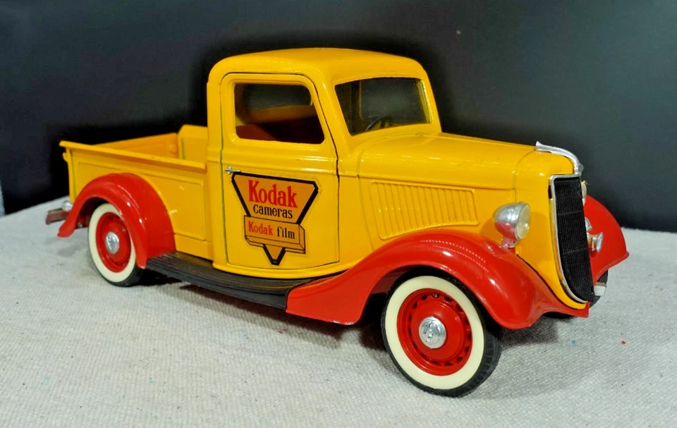 Solido Ford V8 Pickup Kodak Cameras 1/18 - Image 2 of 4
