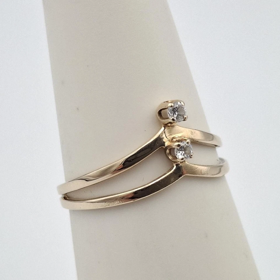 Tiara corona vástago dividido diamante natural de oro amarillo de 14 quilates en forma de V (CP4005773) Foto 4 de 4