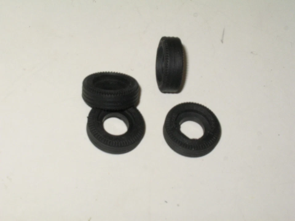 C28 CORGI, 4X Reifen Flachbreite Breit Und Gerillt, Batmobile, R.Royce... 16 / 8 - Bild 2 von 3