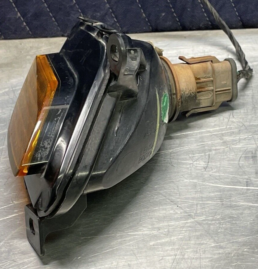 2003 Ford Escort ZX2 Passenger RH Grille Mount Turn Signal Parking Lamp Assembly - Image 3 of 4