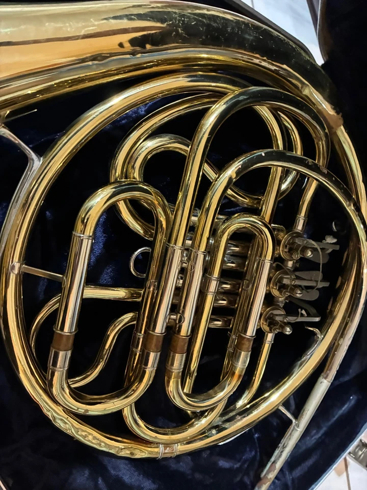 C.G. Conn Ltd EE. UU. Cuerno Francés (1971, Serie “P”) + Estuche Original - De Colección Foto 3 de 4