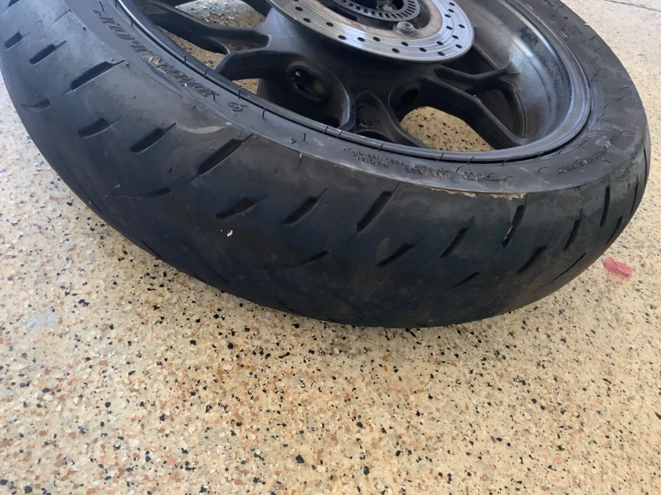 Llanta trasera negra Yamaha YZFR3 YZF R3 YZF-R3 2015-2018 con neumático y rotor Foto 2 de 4