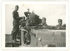 Orig. Foto Soldaten auf SdKfz 7/1 Flak Vierling Geschütz Halbkette in Stellung