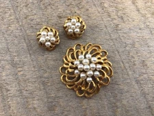 Vintage TORINO Gold Tone Pearl 1.5” Brooch & Clip-on Earrings Set