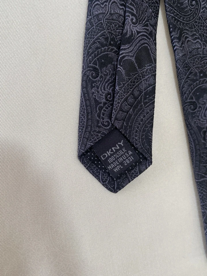 DKNY Corbata Hombre Seda Negra con Patrón Paisley Bordado M en USA EX CON Foto 2 de 4