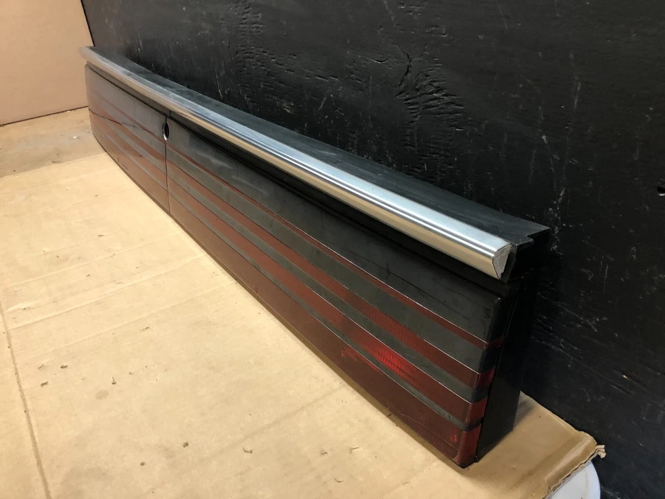 Chrysler LeBaron 1987-1992 convertible panel de luz trasera central moldura D9206 DG1 Foto 2 de 4