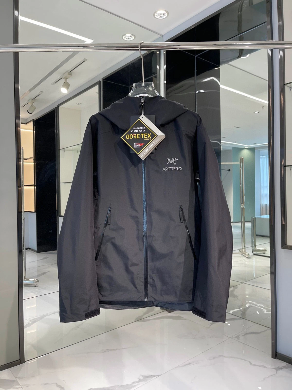 Unisex ARC Beta LT Coat Waterproof Hiking Outdoor Black Travel Jackets image 1